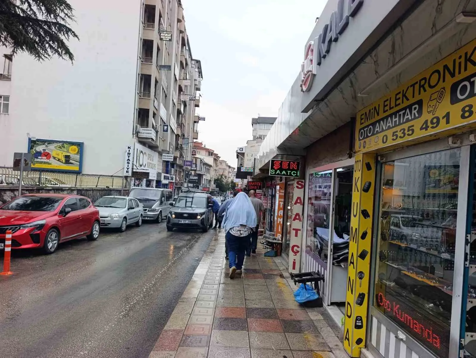 Afyonkarahisar'da güne yağmurla uyandı: Vatandaşlar sığınacak yer aradı