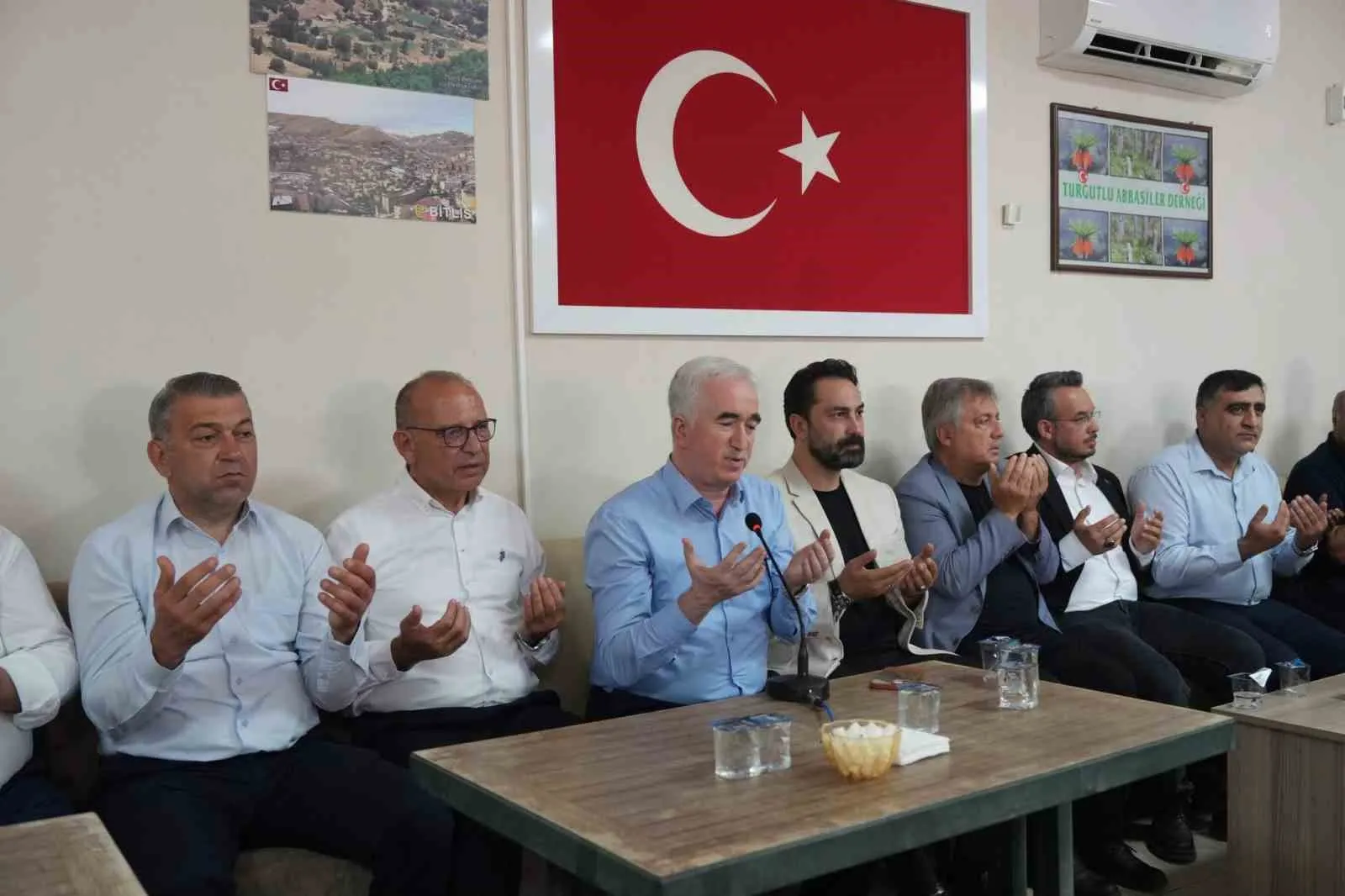 Sekiz yıllık küslük Manisa'da bitti: İki aile barış sofrasında buluştu