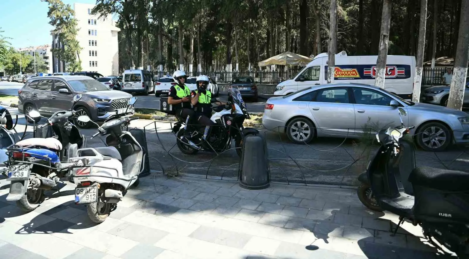 Kuşadası’nda kaldırım işgallerine geçit yok: Zabıtadan sıkı denetim