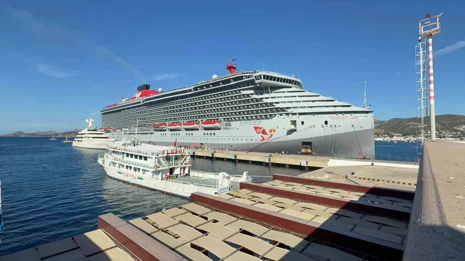 Bodrum limanında dev hareketlilik: Scarlet Lady binlerce turisti ağırladı