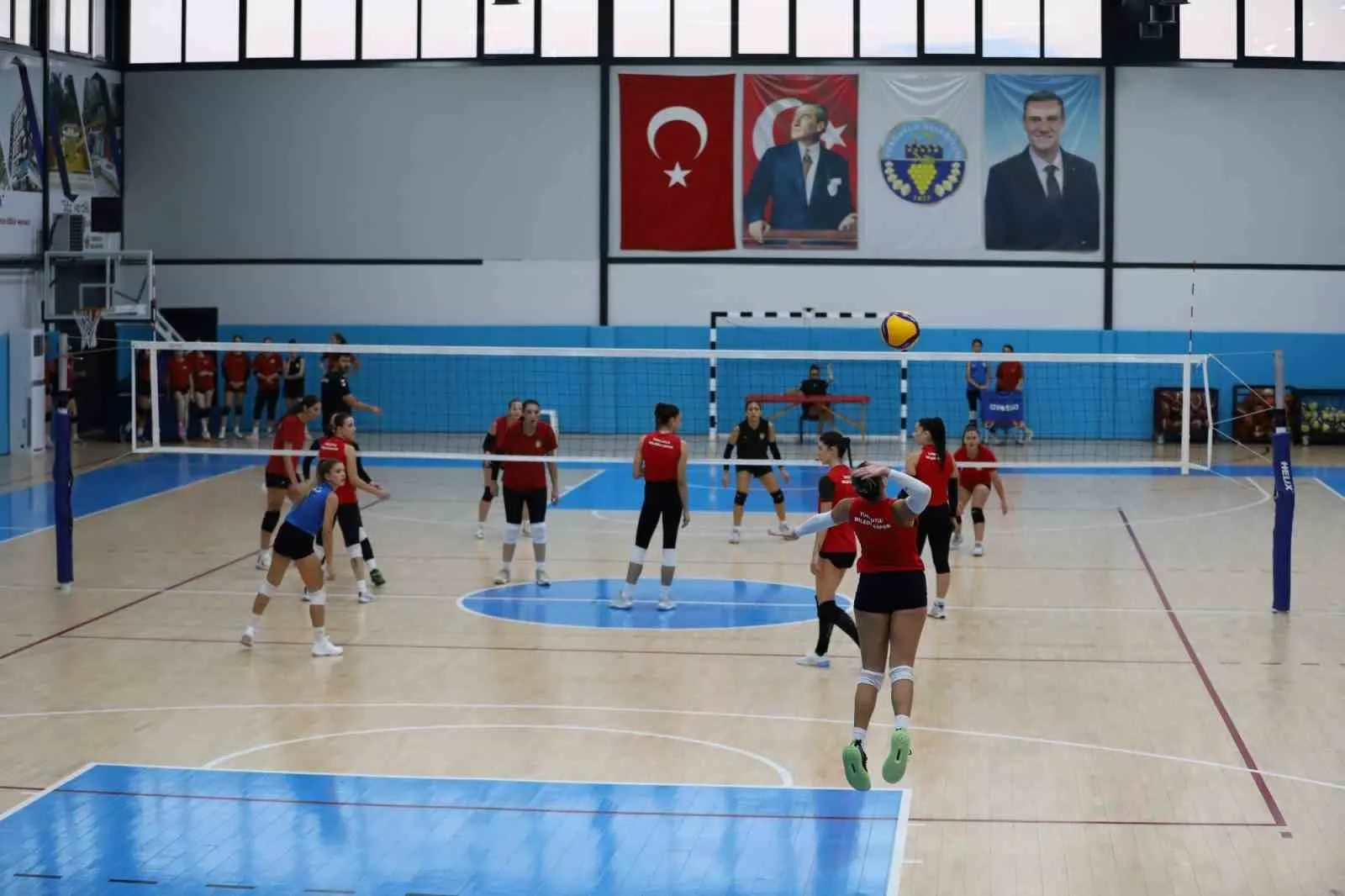 Turgutlu'nun filedeki sultanları sezona galibiyet parolasıyla giriyor