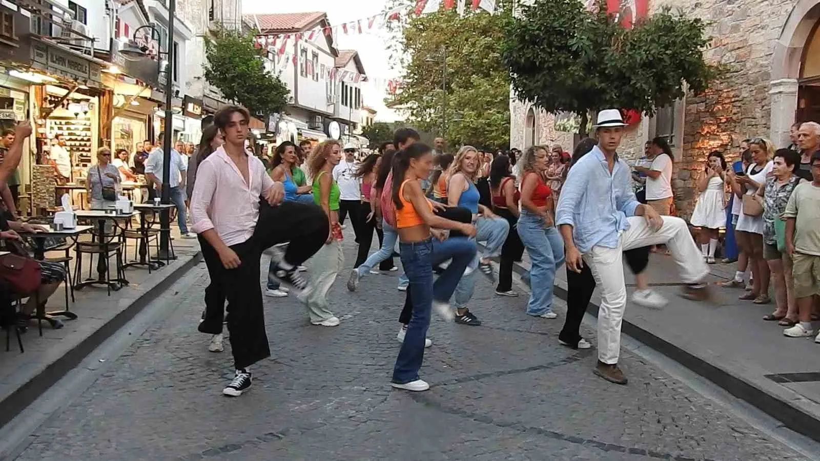 Çeşme’de ritim hiç düşmedi: İzmir Aşkına Derneği’nden çifte performans