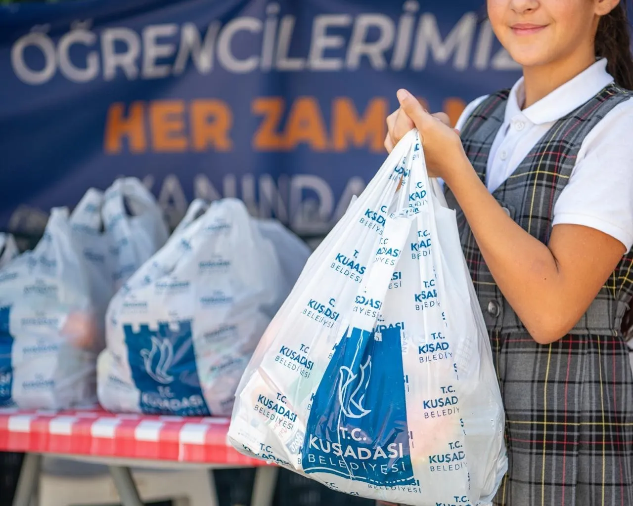 Kuşadası'nda minik öğrencilere beslenme desteği: 1400 aileye nefes aldıracak proje başladı