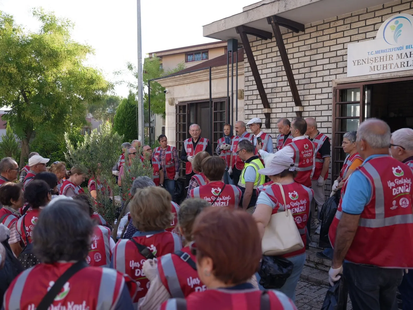 Denizli’de sokaklar el birliğiyle güzelleşti: Yaşlılar ve gençler aynı fırçayı tuttu
