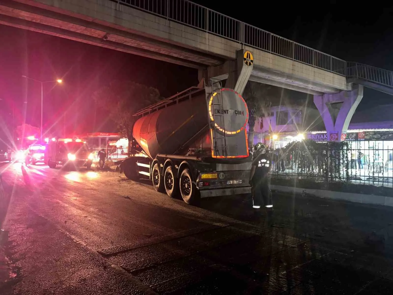 Söke yolunda gece yarısı dehşeti: Beton ayağa çarpan tır hurdaya döndü