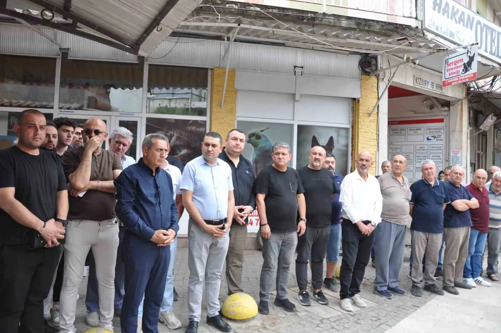 Salihli’de kuyumcu esnafından ortak tepki: Kepenkler şiddete karşı kapandı