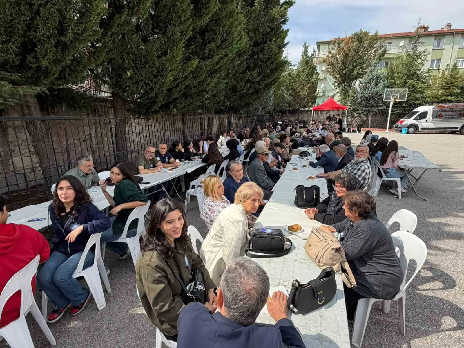Mezuniyetin üzerinden 40 yıl geçti: O okul bahçesinde zaman durdu