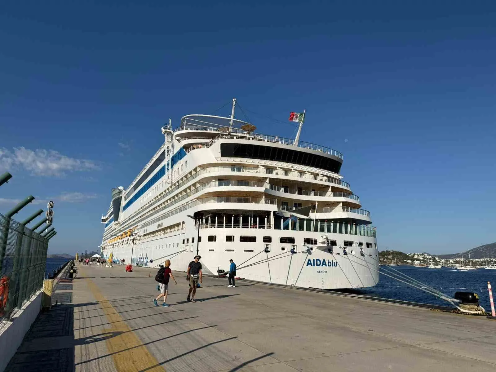 Bodrum limanında dev hareketlilik: Binlerce turist Ege'nin incisine akın etti