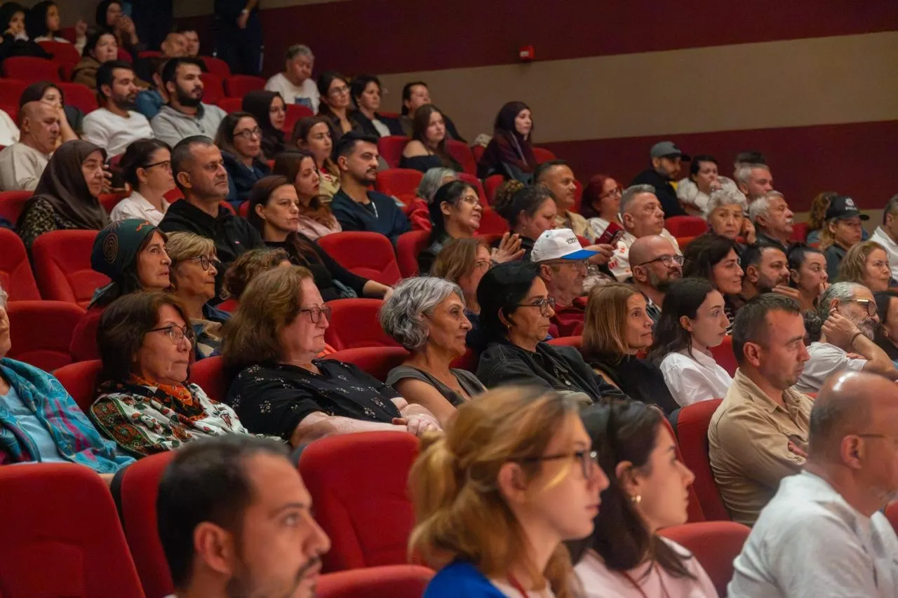 Marmaris’in sahne yıldızları Muğla’da izleyiciyi büyüledi