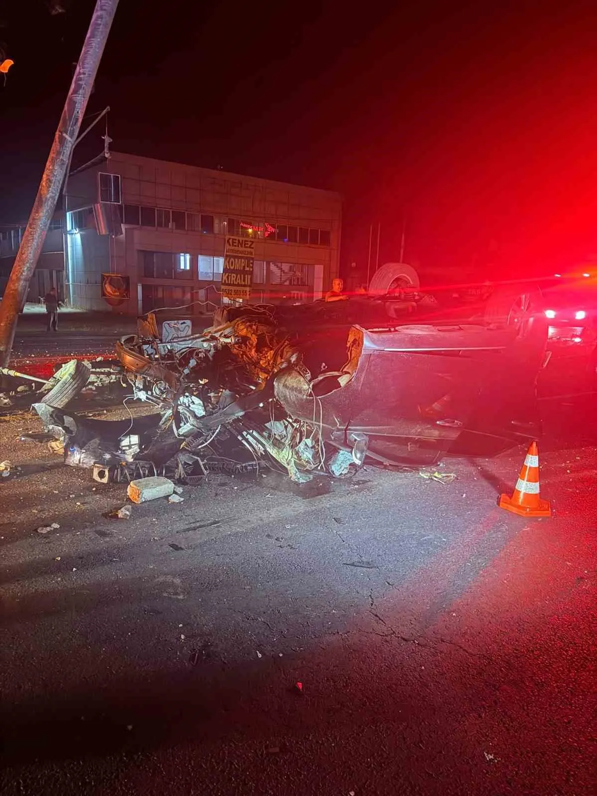 Nazilli'de korkunç kaza: Otomobil ikiye bölündü, 4 kişi hastanelik oldu