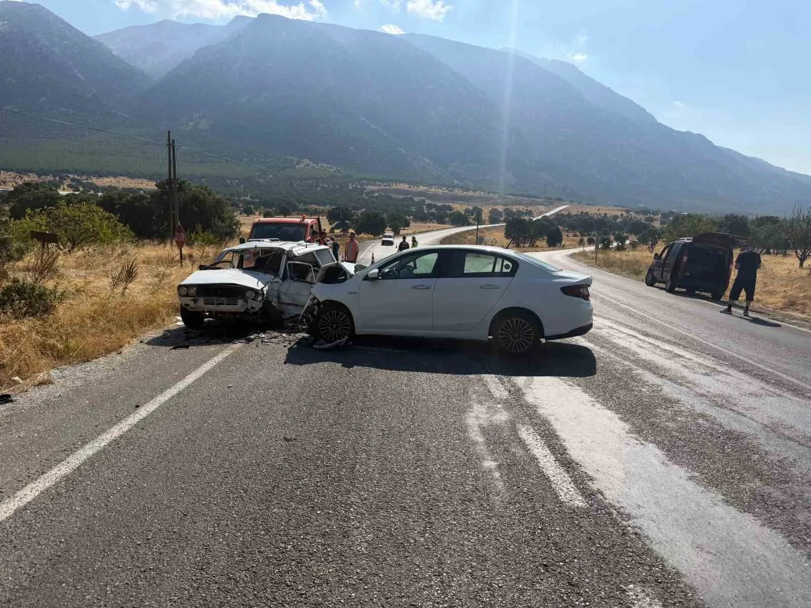 Denizli'de trafik dehşeti: İki araç birbirine girdi, 5 kişi hastanelik oldu