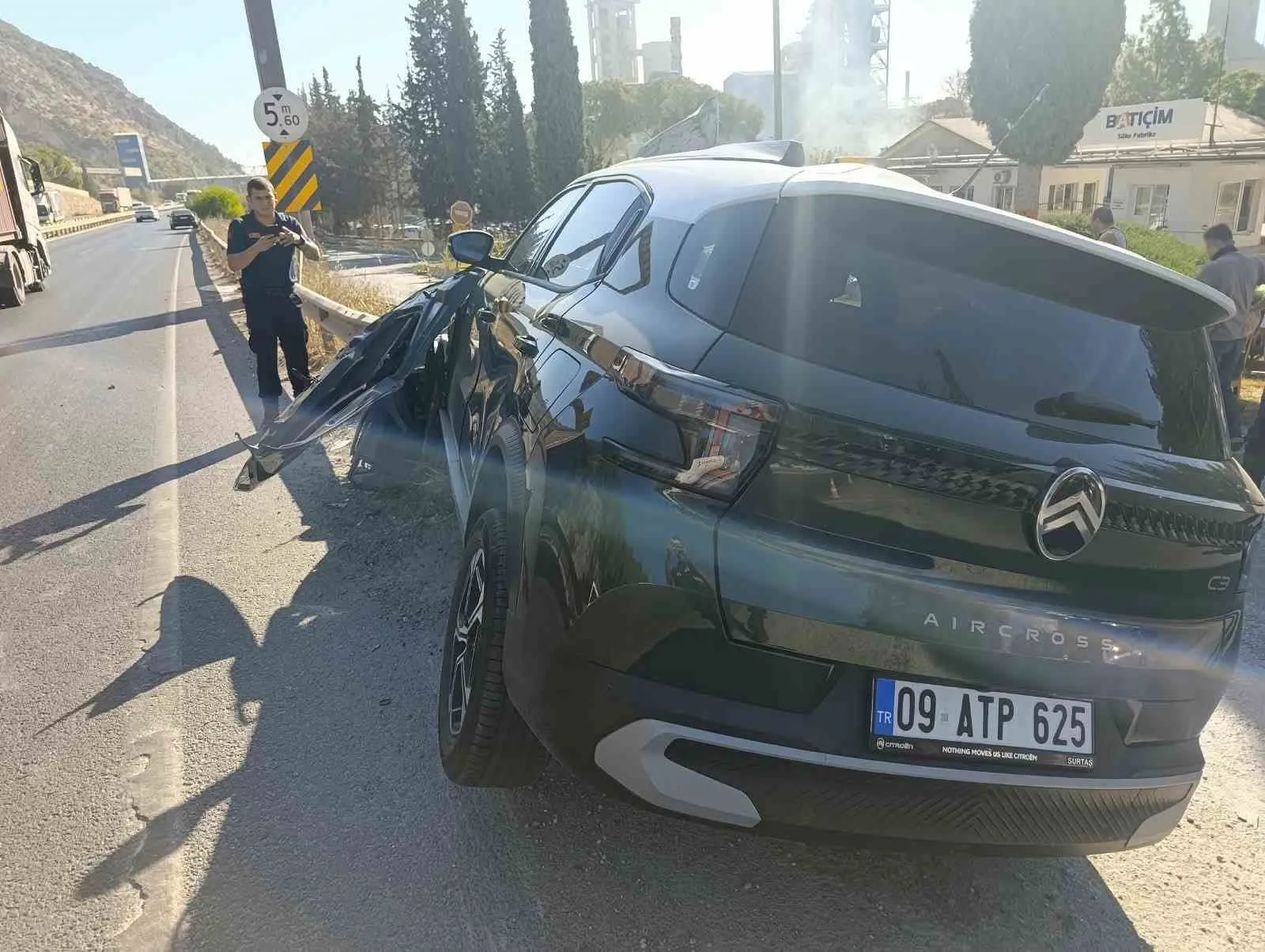 Söke yolunda korkutan kaza: Direksiyon hakimiyetini kaybedince bariyere saplandı