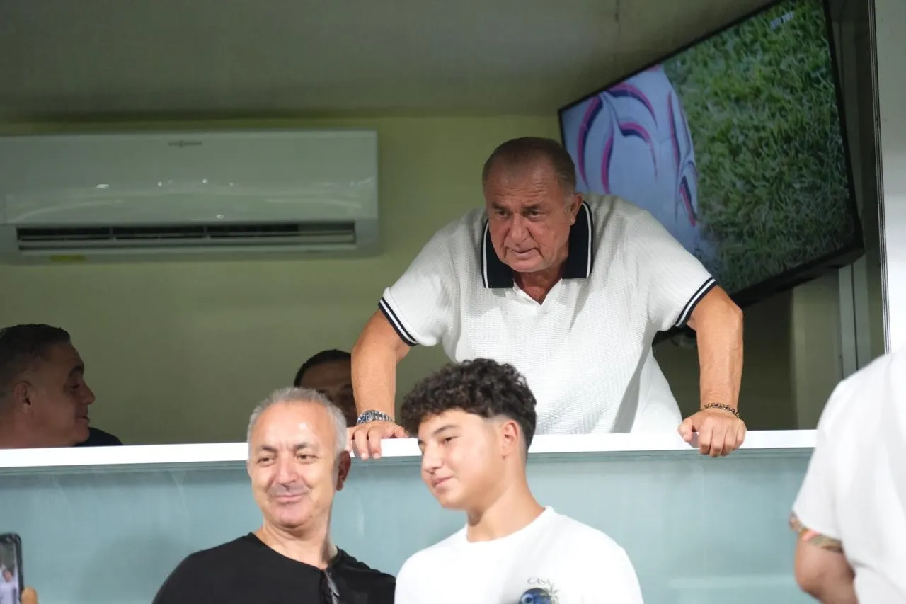 Bodrum'da sürpriz konuk: Fatih Terim tribündeki yerini aldı
