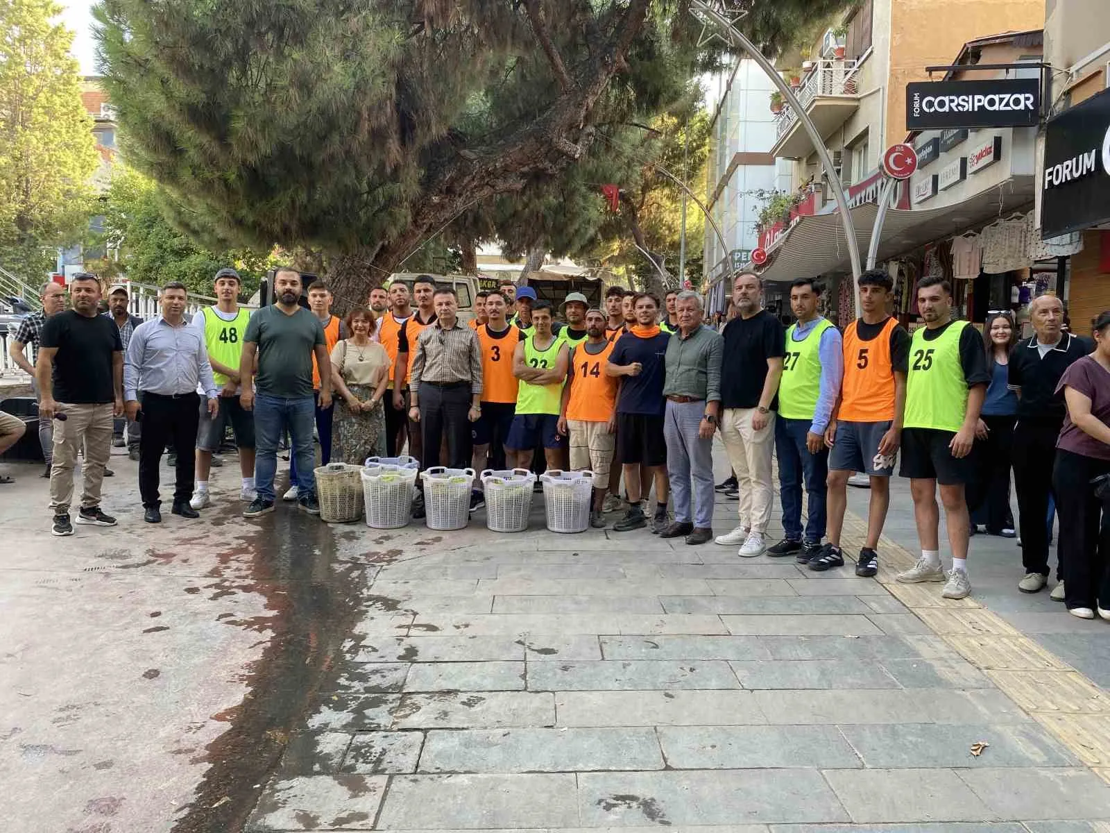 Alaşehir’de hasat heyecanı: Üzüm üreticileri hem sahada hem meydanda ter döktü