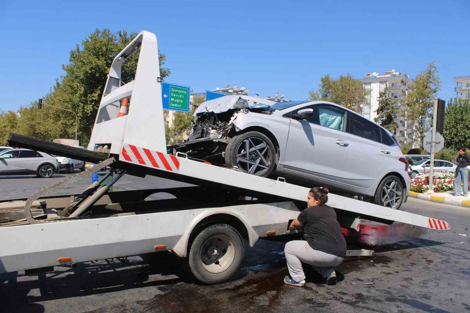 Aydın’da trafik kurallarını hiçe saydı: Üç aracın karıştığı kazada ortalık savaş alanına döndü