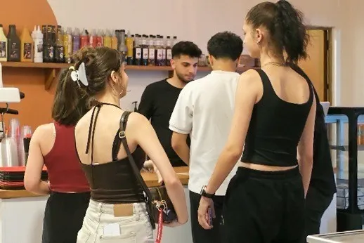 Efelerli gençlerin yeni buluşma noktası: Yurt Kafe dolup taşıyor