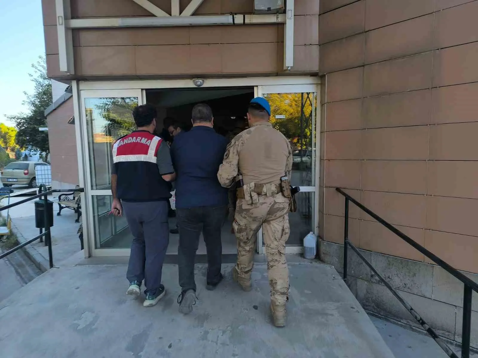 İzmir merkezli FETÖ operasyonu: Örgütün para trafiğine ağır darbe