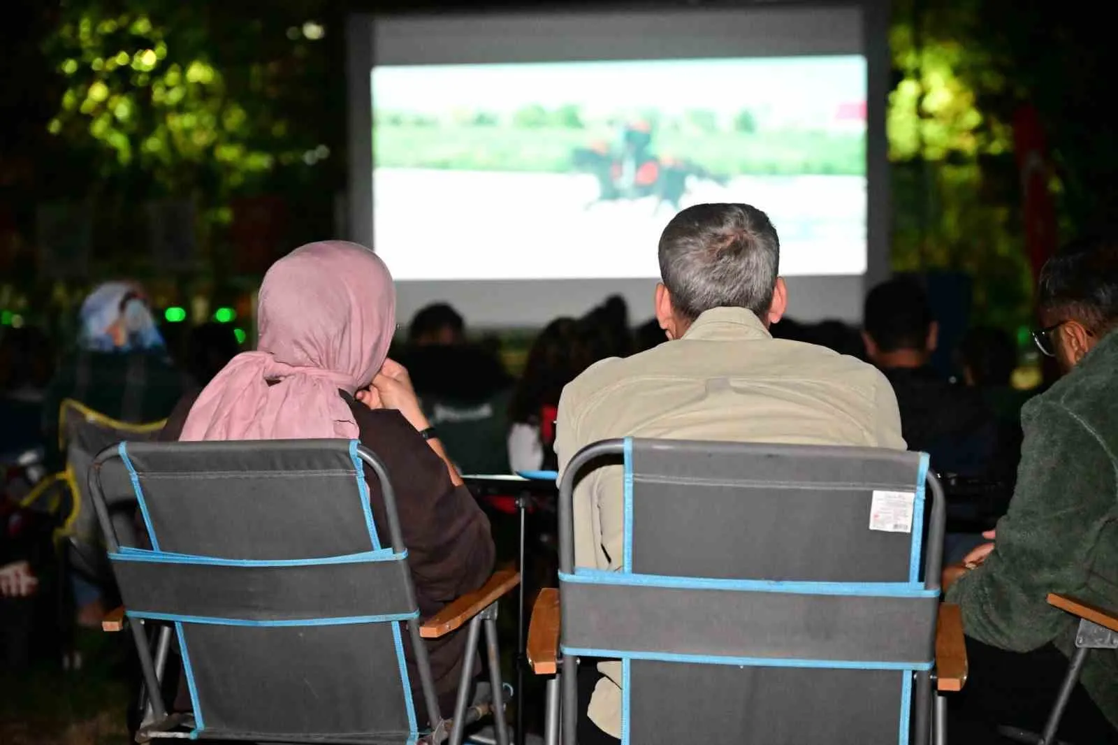 Manisa'da nostaljik sinema keyfi: Sandalyeni kap gel etkinliğine yoğun ilgi