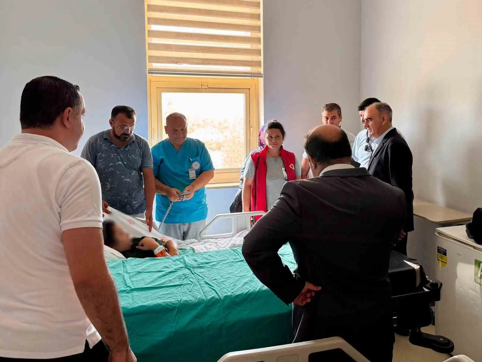 Turgutlu'daki okul saldırısında Vali Özkan'dan yakın takip: Yaralı öğrencileri yalnız bırakmadı