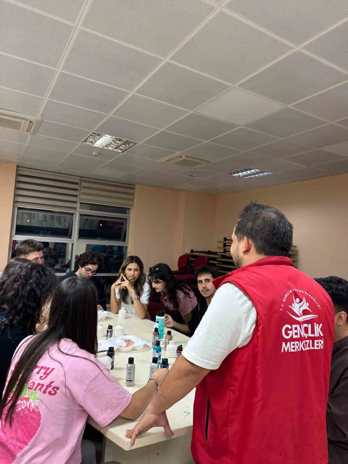 Menteşe’de sanatla gelen özgüven: Gençler atölyelerde hünerlerini sergiliyor