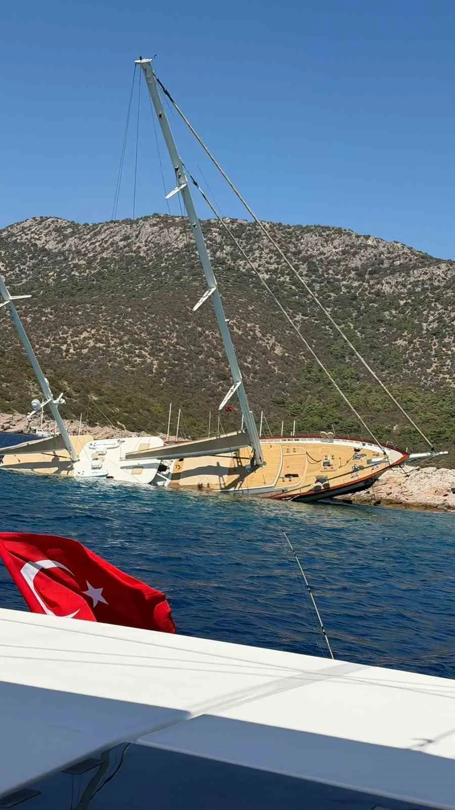 Bodrum açıklarında gece yarısı dehşeti: Kayalıklara çarpan lüks gulet yan yattı