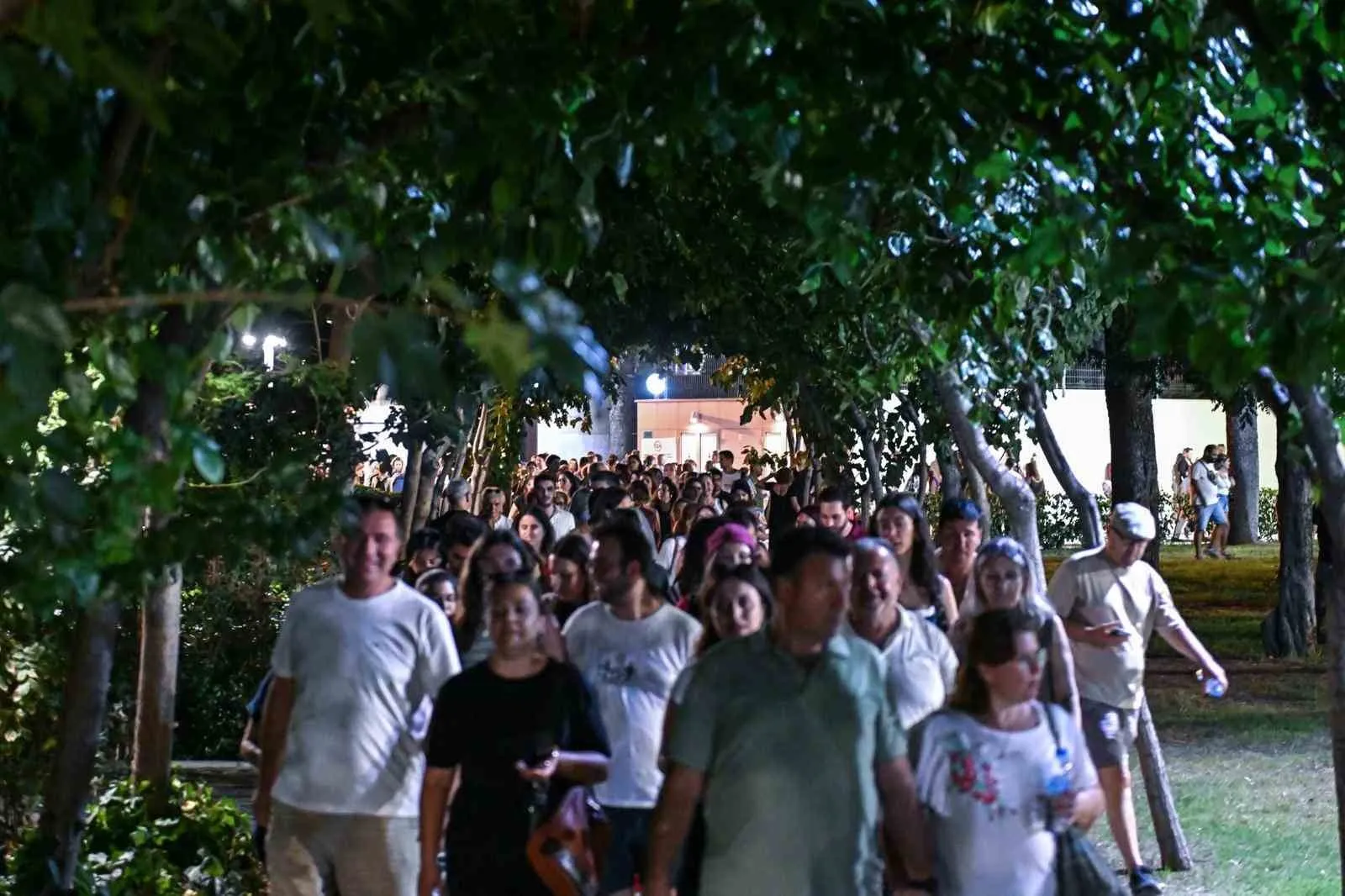 İzmir’de sanat rüzgarı: Semicenk coşturdu, usta oyuncular büyüledi