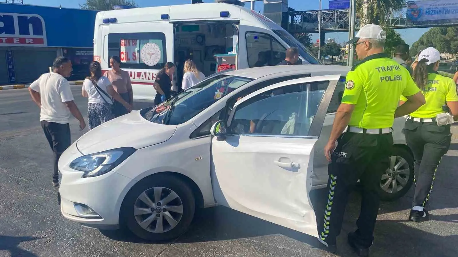 Efeler'de kavşak kazası: Bir çocuk dahil iki kişi yaralandı