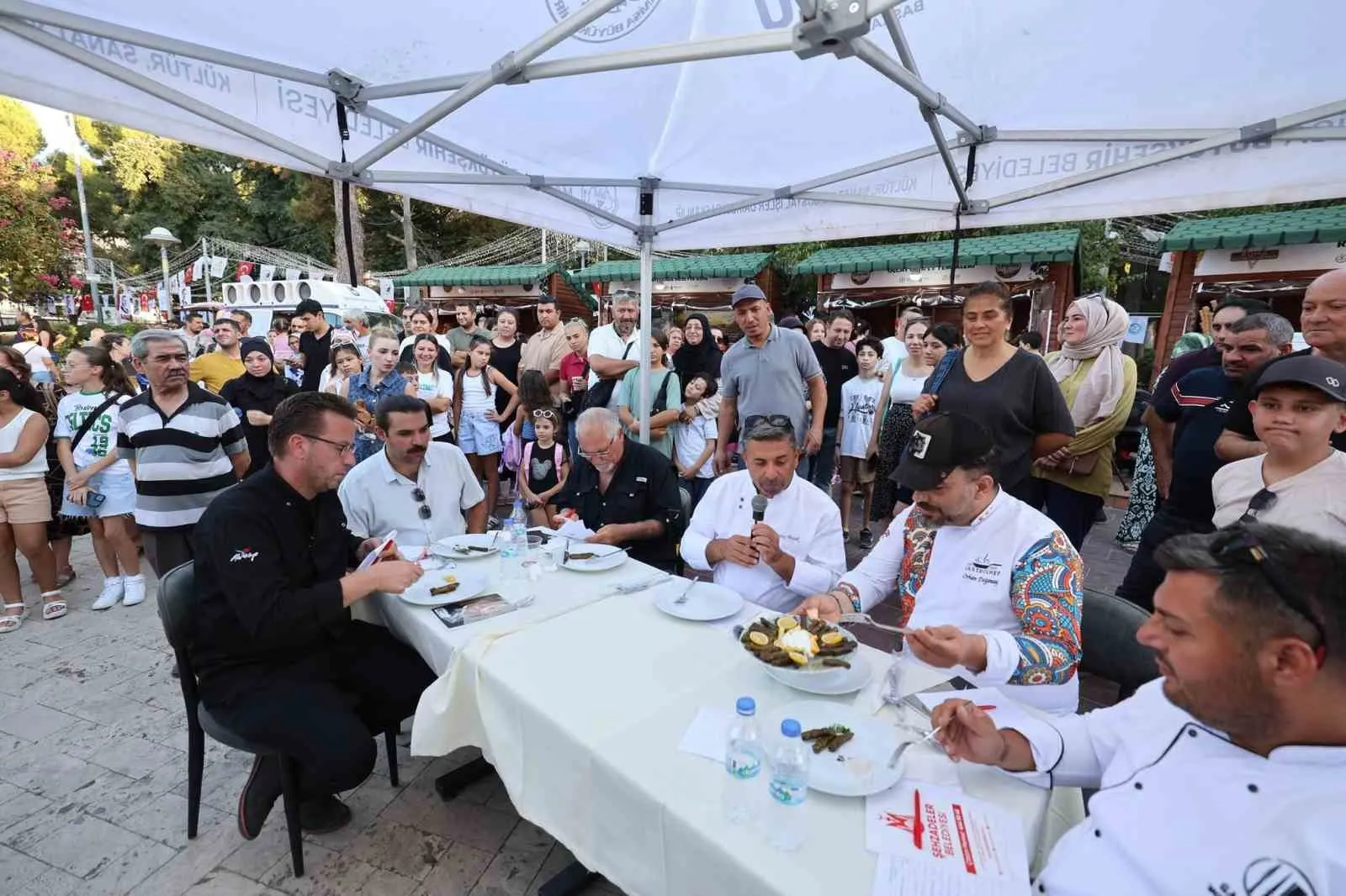 Manisa'nın geleneksel lezzeti jüriyi büyüledi: En iyi sarma için kıyasıya rekabet