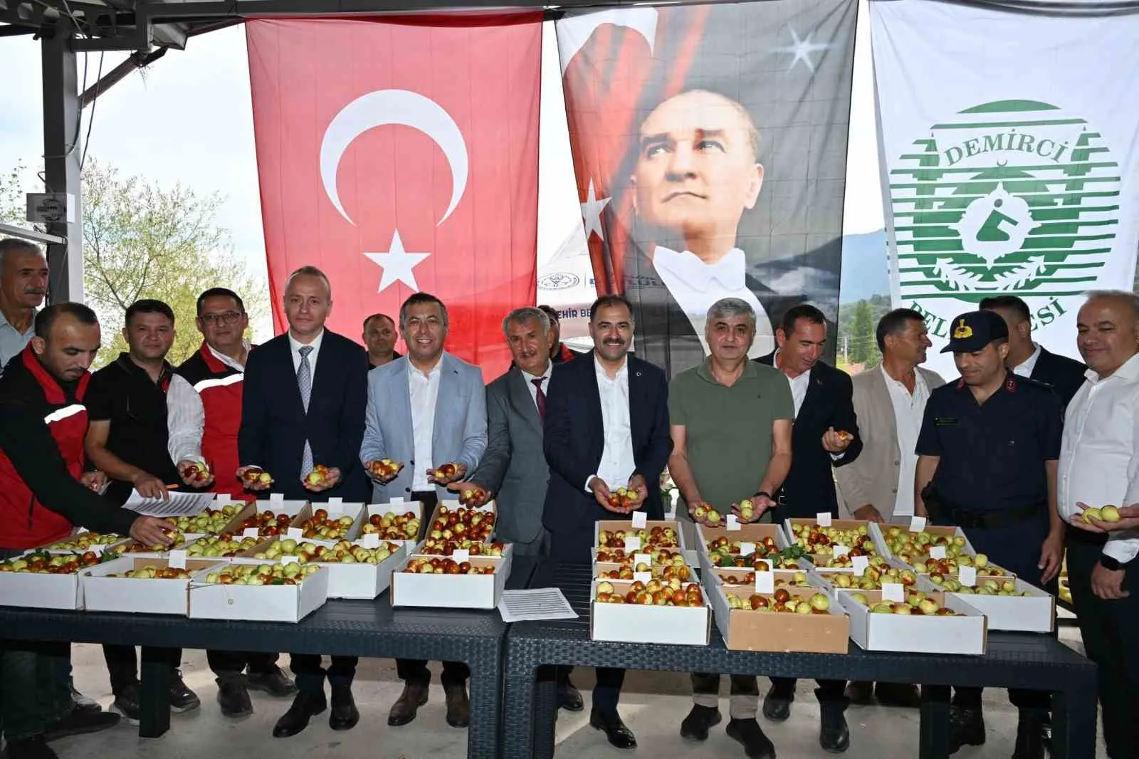 Demirci’de hünnap bereketi: İlk festival binleri buluşturdu