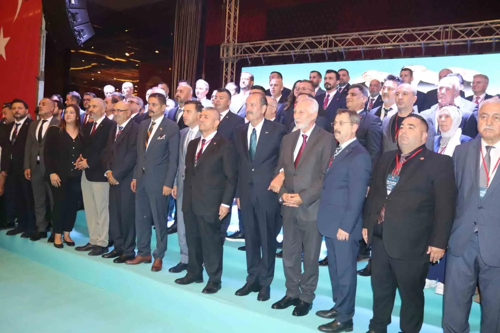 İzmir MHP’de Veysel Şahin dönemi: Sandıktan güvenoyu çıktı