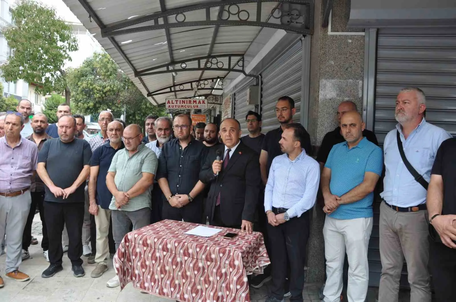Salihli’de kuyumcu esnafından ortak tepki: Kepenkler şiddete karşı kapandı
