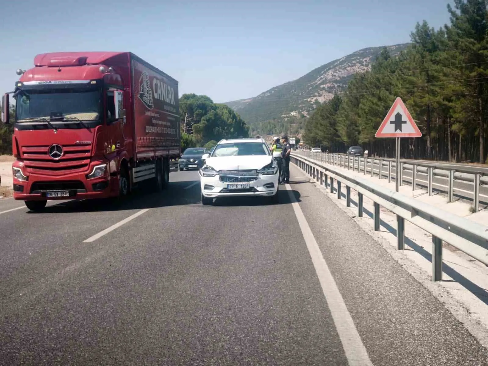 Muğla trafiğinde zincirleme kabus: 7 araç birbirine girdi