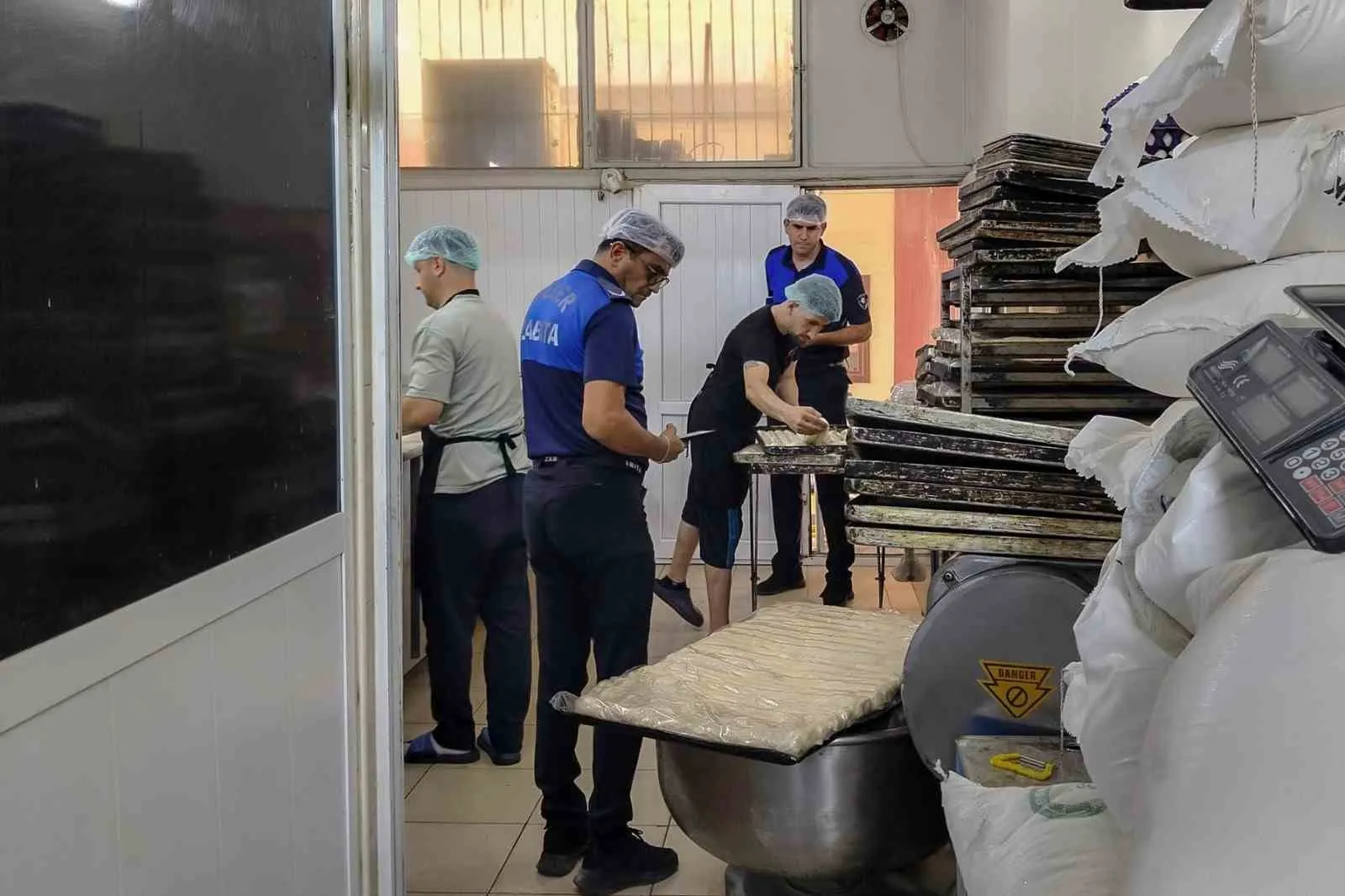 Efeler sofralarındaki güveni denetimle tescilledi: Fırınlarda gramaj ve hijyen mesaisi