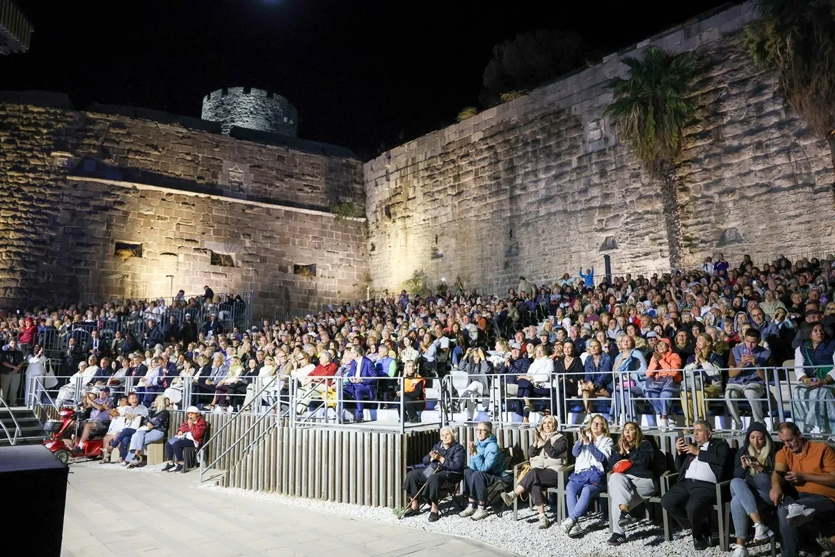 Bodrum'un Paşası'na 30. yıl vefası: Sanat Güneşi şarkılarla yad edildi