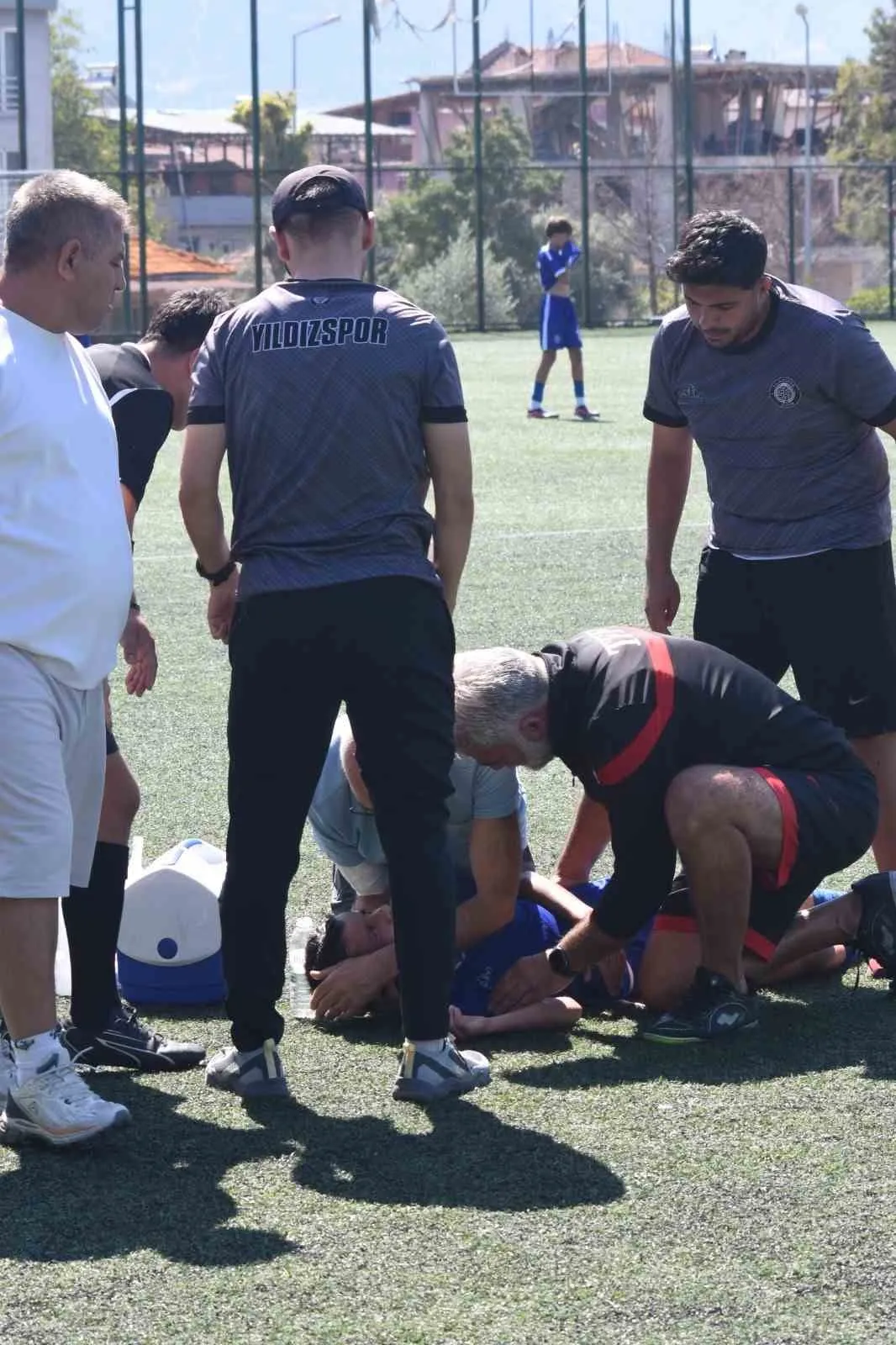 Sahada saniyelerle yarış: Genç futbolcuyu ölümden döndüren müdahale