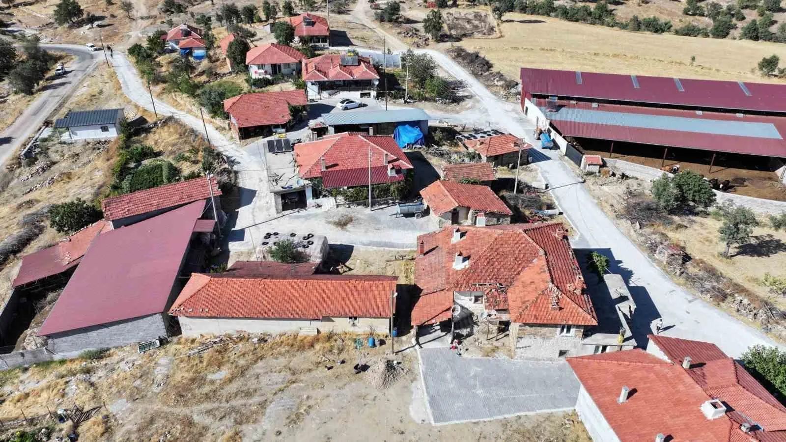Selendi’nin Gölbaşı Mahallesi’nde çamurlu günler tarih oluyor: İlk kez parke taşıyla tanıştılar