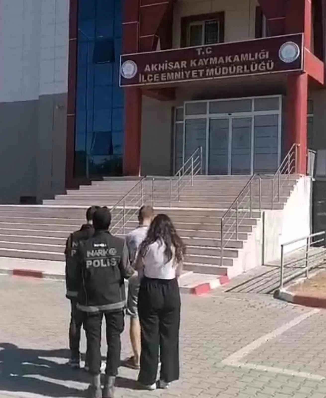 Akhisar narkotik ekiplerinden zehir tacirlerine geçit yok: İki tutuklama