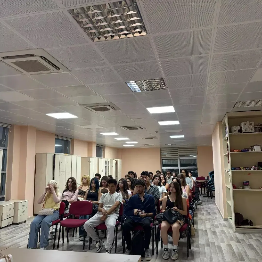 Menteşe’de sahne ışıkları gençler için yanıyor: Sanatla özgüven kazanıyorlar