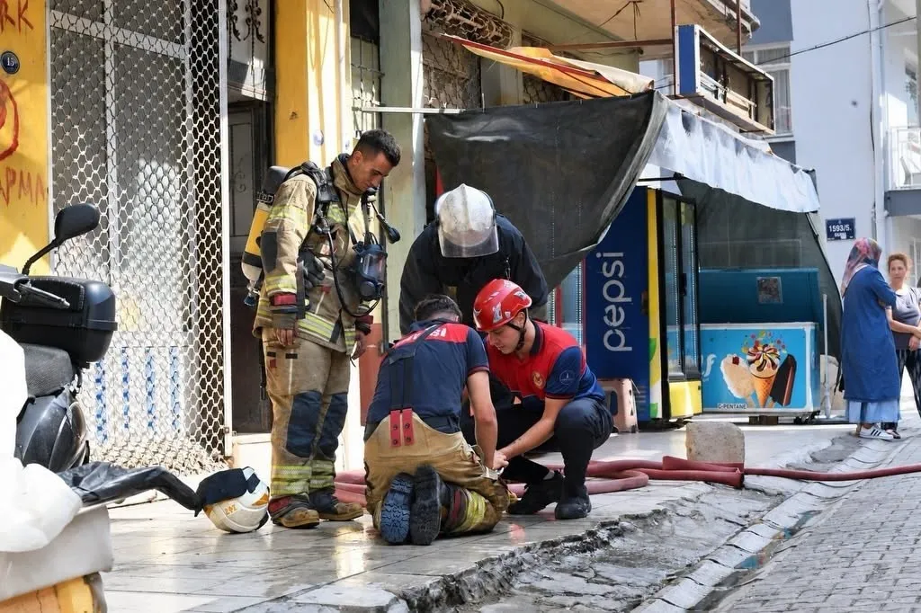 Bayraklı’daki yangın apartman sakinlerine kabusu yaşattı: İki kişi hastanelik oldu