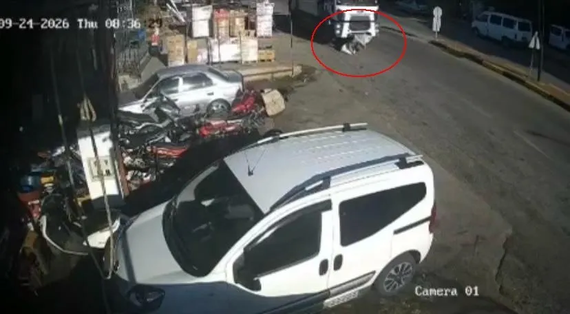 Manisa'da acı kaza: Çöp kamyonunun çarptığı genç işçi yaşamını yitirdi