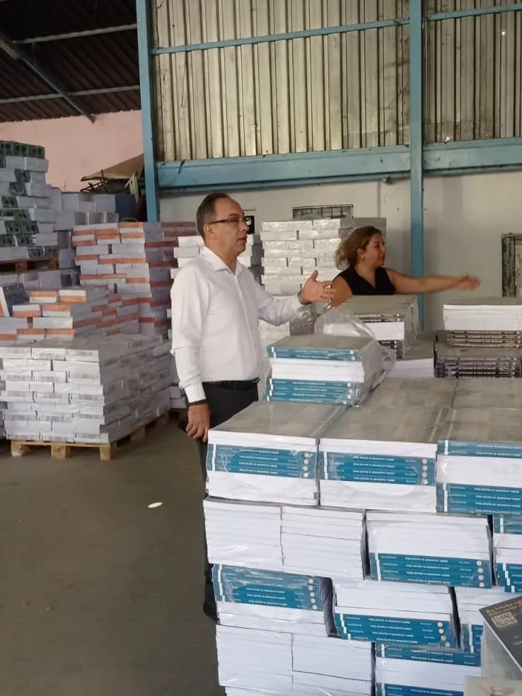 Efeler’de ders zili öncesi hummalı hazırlık: Kitaplar raflara diziliyor