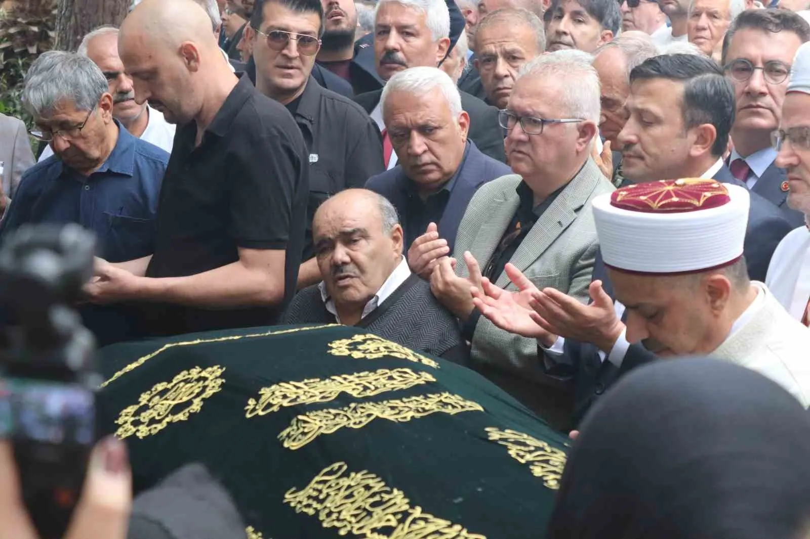 İzmir’in efsane başkanı Burhan Özfatura son yolculuğuna uğurlandı