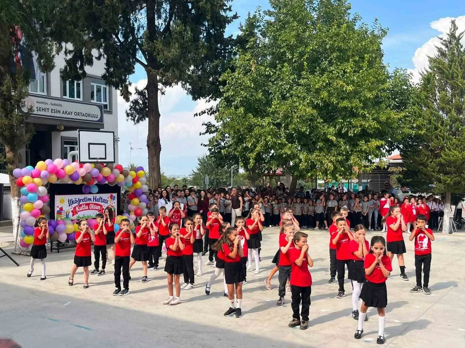Sarıgöl'de ders zili coşkuyla çaldı: Öğrencilerin performansı ayakta alkışlandı