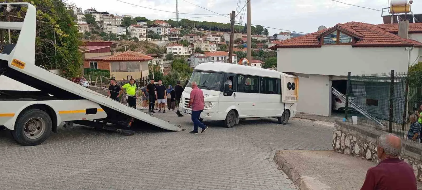 Yatağan'da korku dolu anlar: Park halindeki minibüs garaja daldı