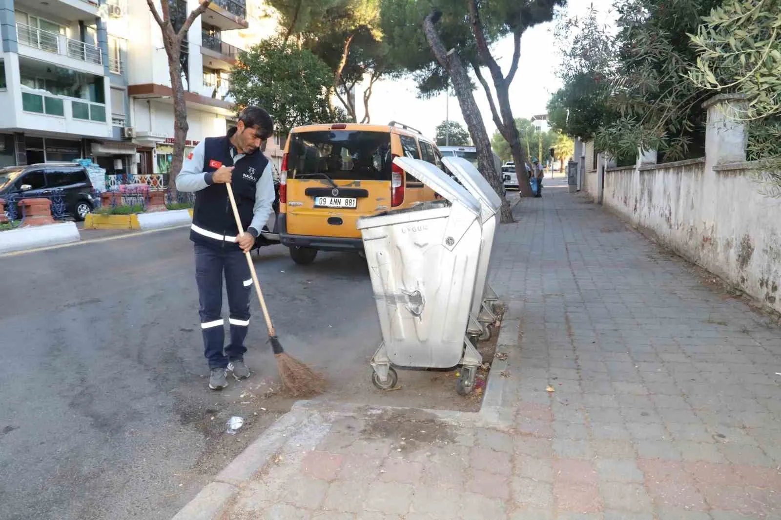 Nazilli'de şafak vakti temizlik mesaisi: Cumhuriyet Mahallesi pırıl pırıl oldu