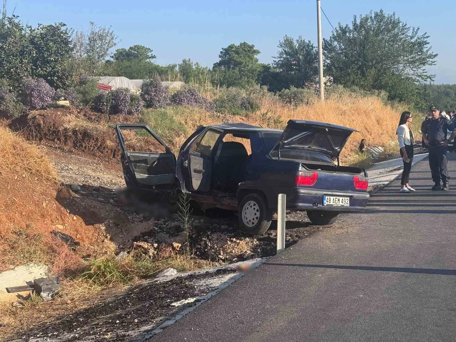 Seydikemer'de feci kaza: Yol kenarındaki toprak alana çarpan araçta iki kişi can verdi