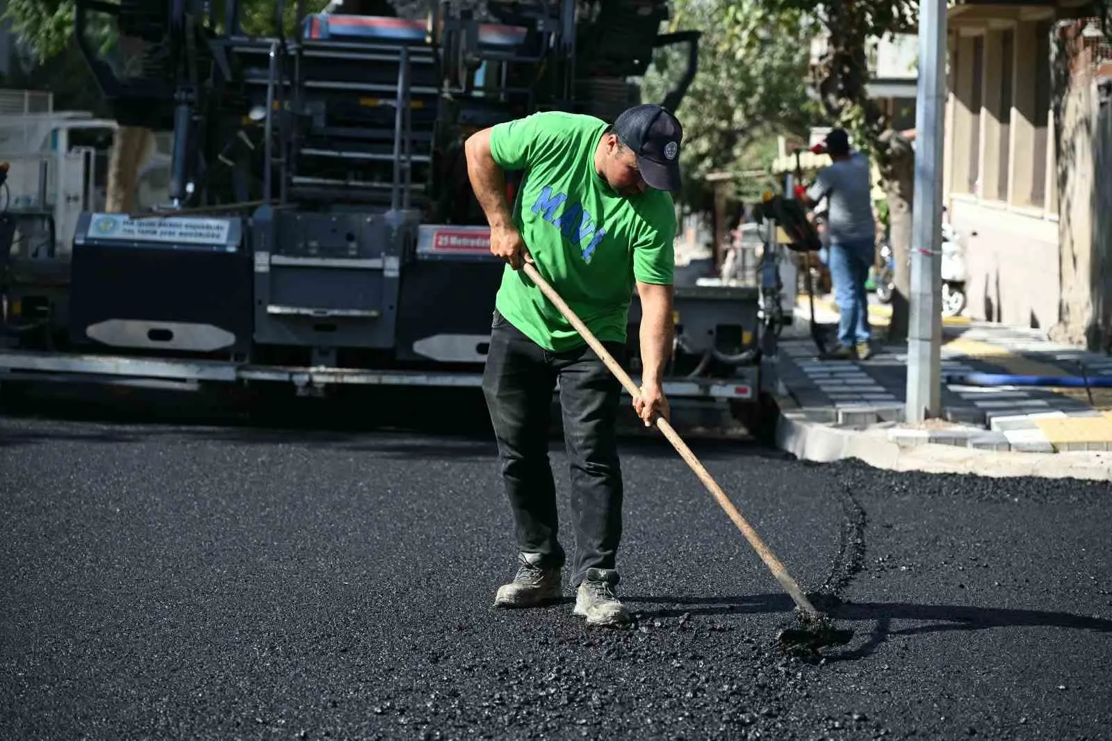 Salihli’de Çiçek Caddesi’ne konforlu ulaşım için 3 bin ton asfalt