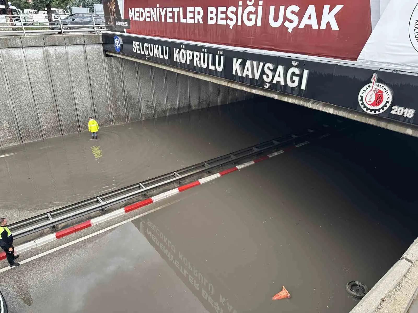 Uşak’ta akşam kabusu: Sağanak ve dolu trafiği kilitledi