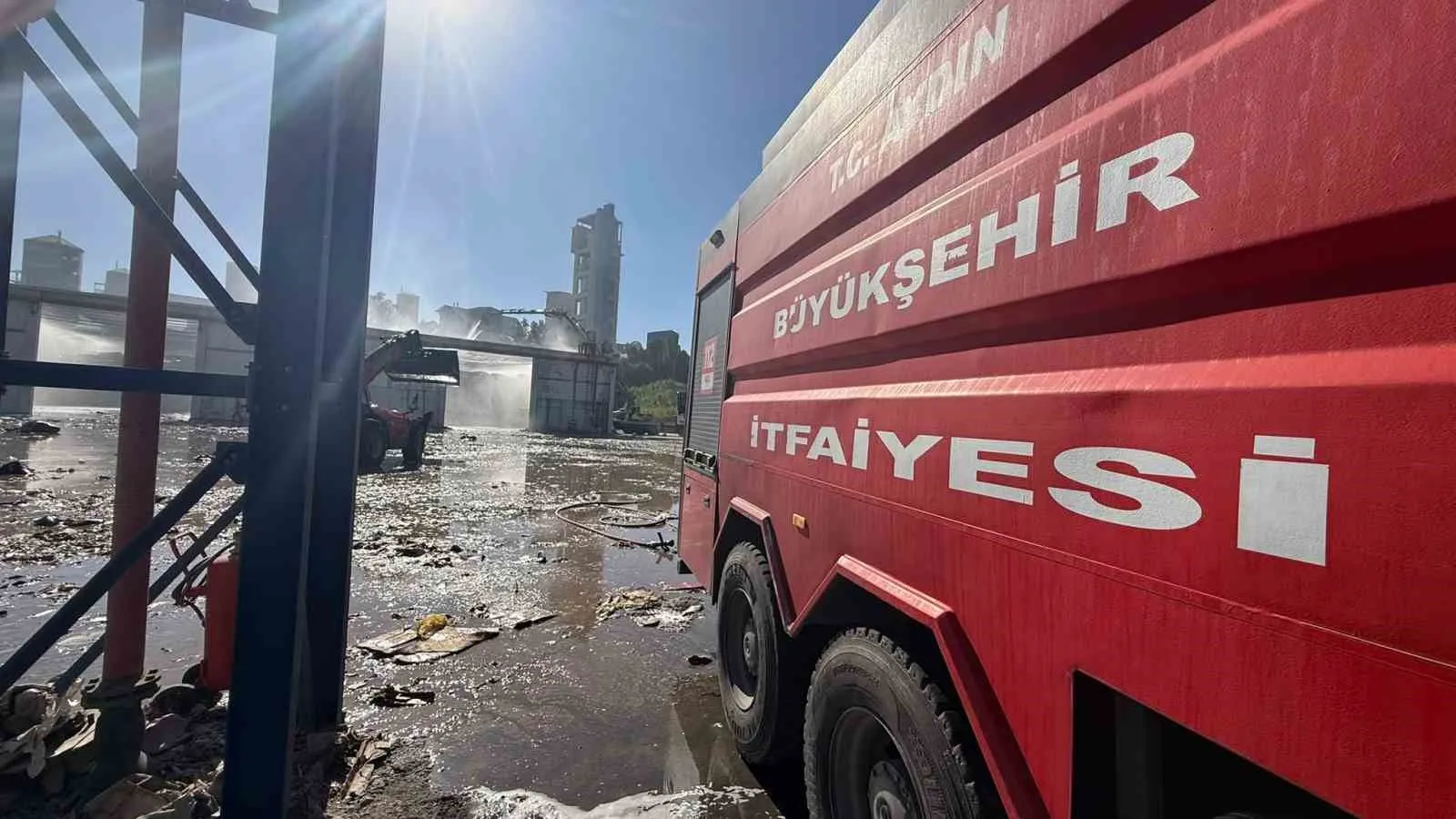 Söke’deki dev fabrikada korkutan yangın: İtfaiye ekipleri zamanla yarıştı