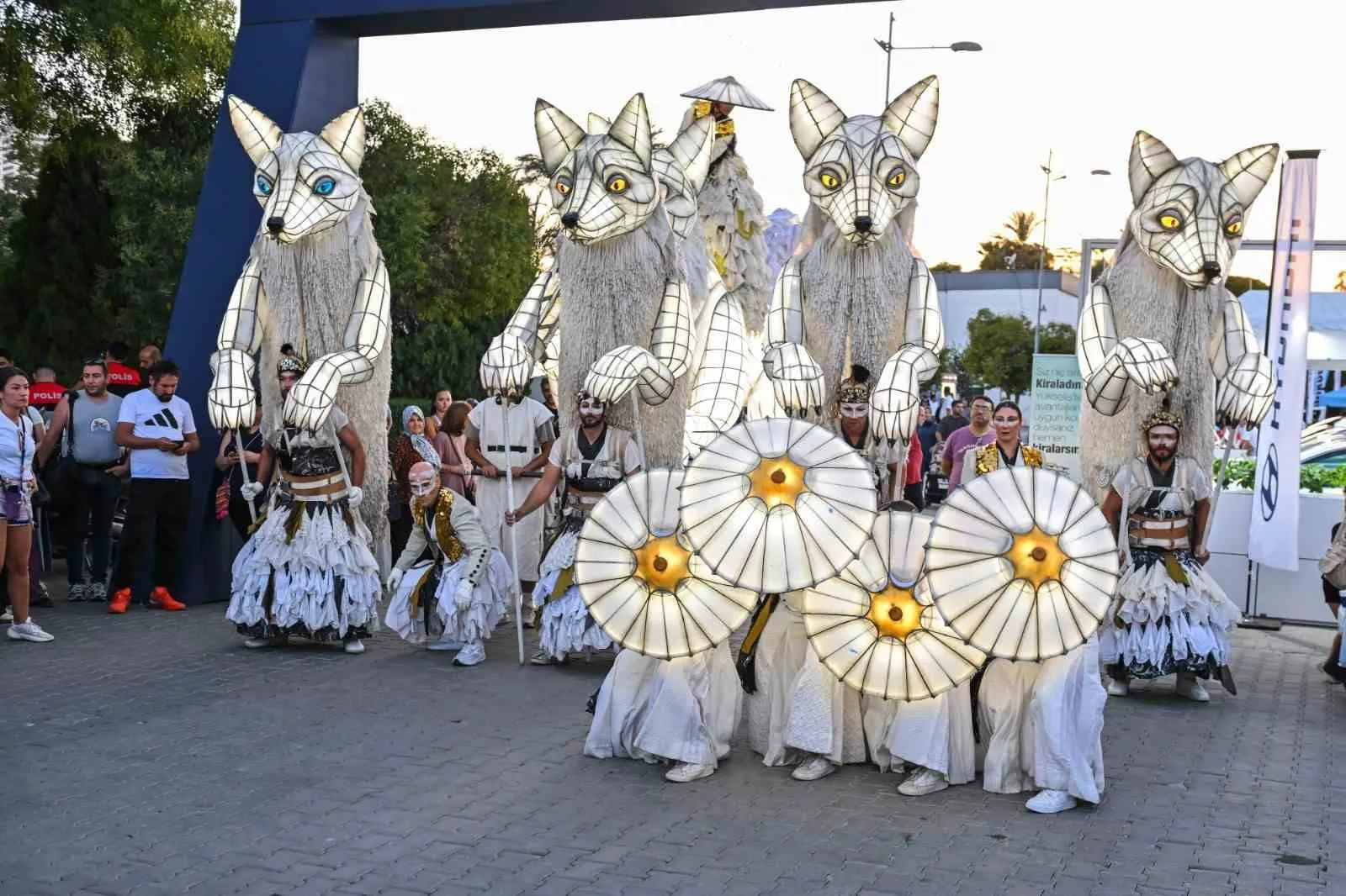 İzmir'in sokaklarında masalsı figür: 4,5 metrelik Beyaz Tilki hayran bıraktı